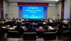 组碰头会正在从楼824室召开